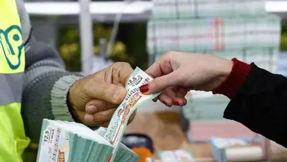 İstanbul Valiliği yasakladı: Cami önünde piyango satışı durduruldu