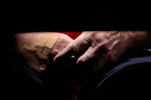 Sağlığının sorulmasından şikayet eden Trump, elinde iki yara bandıyla görüldü