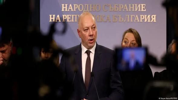 Z kuşağı komşu Bulgaristan'da hükümeti devirdi