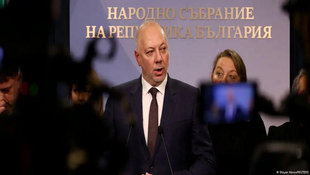 Z kuşağı komşu Bulgaristan'da hükümeti devirdi