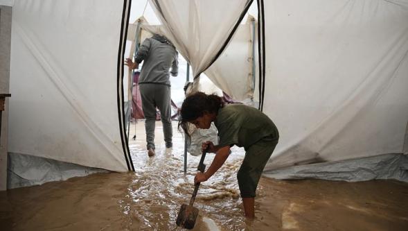 BM: 'Gazze'de bir çocuk sel sularının bastığı çadırda boğularak öldü'