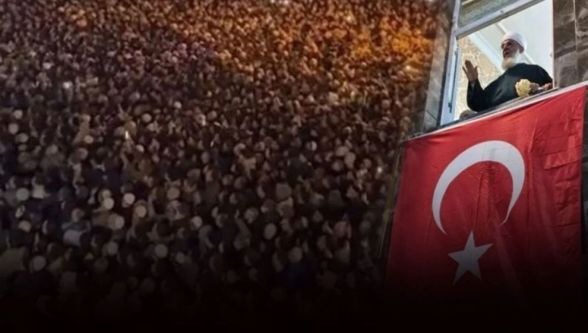 Menzil Tarikatı İzmir'de binlerce kişiyi aynı anda tövbe ettirdi!