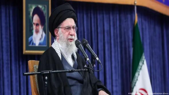 İran İslam Cumhuriyeti çöküşün eşiğinde mi?