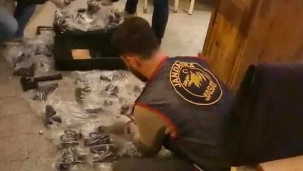 İstanbul'un göbeğinde bavulla suikast silahı ticareti
