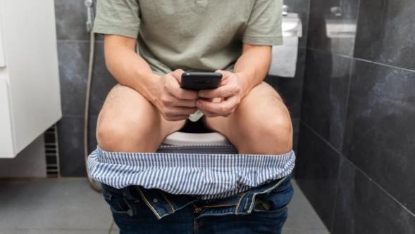 Telefonu tuvalete götürmek hastalığa dönüşebilir