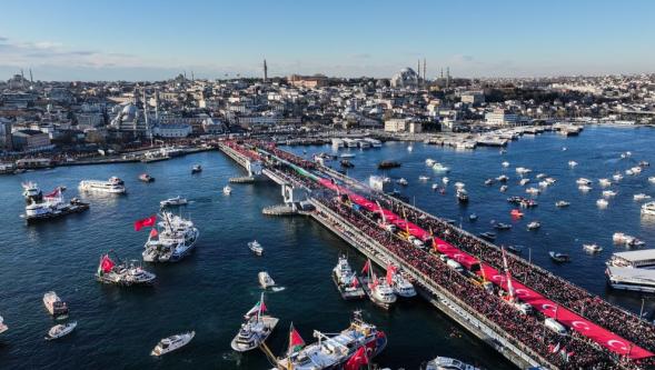 Yüzbinler Galata Köprüsü'nde Filistin'e destek yürüyüşü yaptı