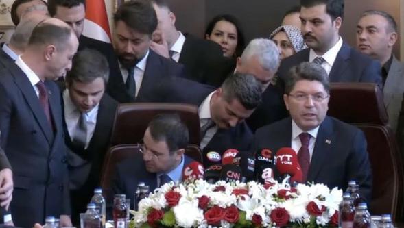 Adalet Bakanlığı'ndaki devir teslimde koltuk krizi: Gürlek'in rahatsızlığı yüzüne yansıdı
