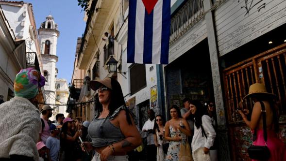 Küba'da yakıt krizi: Eelektrik kesildi, uçuşlar iptal, oteller kapandı, turistler kaçıyor...