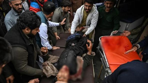 Pakistan'da bir camide patlama: 31 kişi hayatını kaybetti