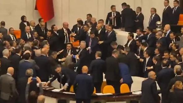 TBMM'de kanlı yemin töreni: CHP'liler Akın Gürlek'in atanmasına tepki gösterdi