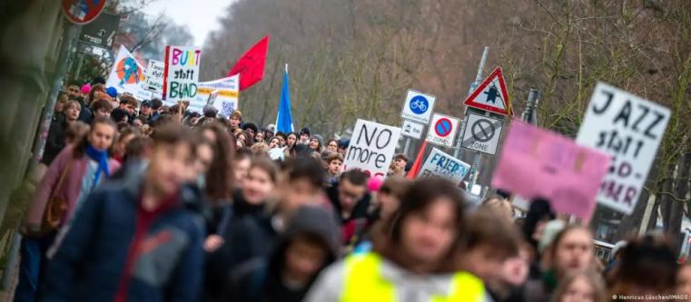 Almanya'da gençler askerliği protesto için sokağa çıktı