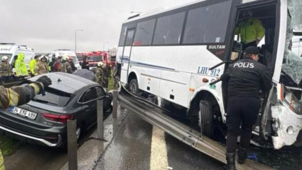 Polisleri taşıyan servis kaza yaptı: Kalbi duran polis hayata döndürüldü