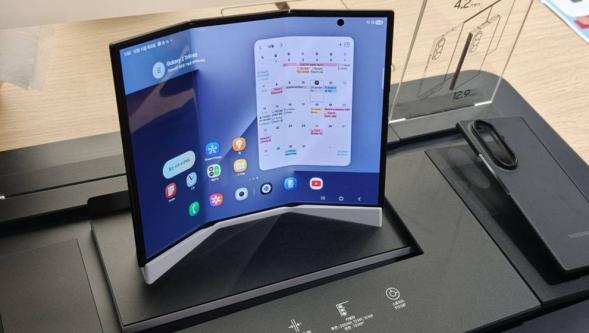Samsung üçe katlanabilen telefonunu piyasadan çekiyor