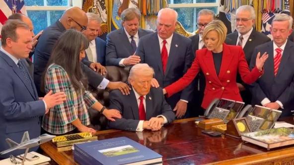Trump'ın işi papaz dualarına kaldı: Oval Ofis'e toplayıp dua ettirdi