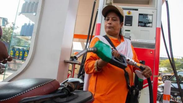 ABD'nin abluka kararı petrol fiyatlarını yükseltti, altın düşüşte