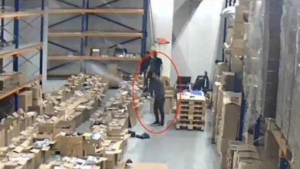 Gümrük personeli kaçak malları piyasaya sürdü. Şampanyalı kutlama yaptılar