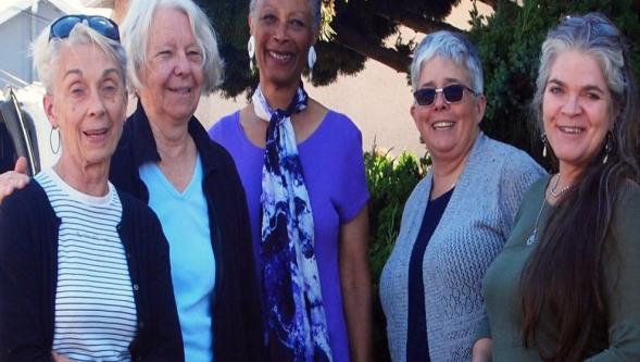 İleri yaşta hemcinsleriyle yaşamayı tercih eden kadınlar