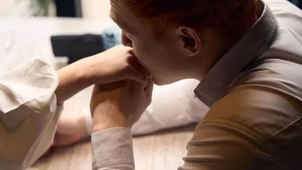 İspanyol mahkemesi: 'Rızası olmadan kadının elini öpmek cinsel saldırı'